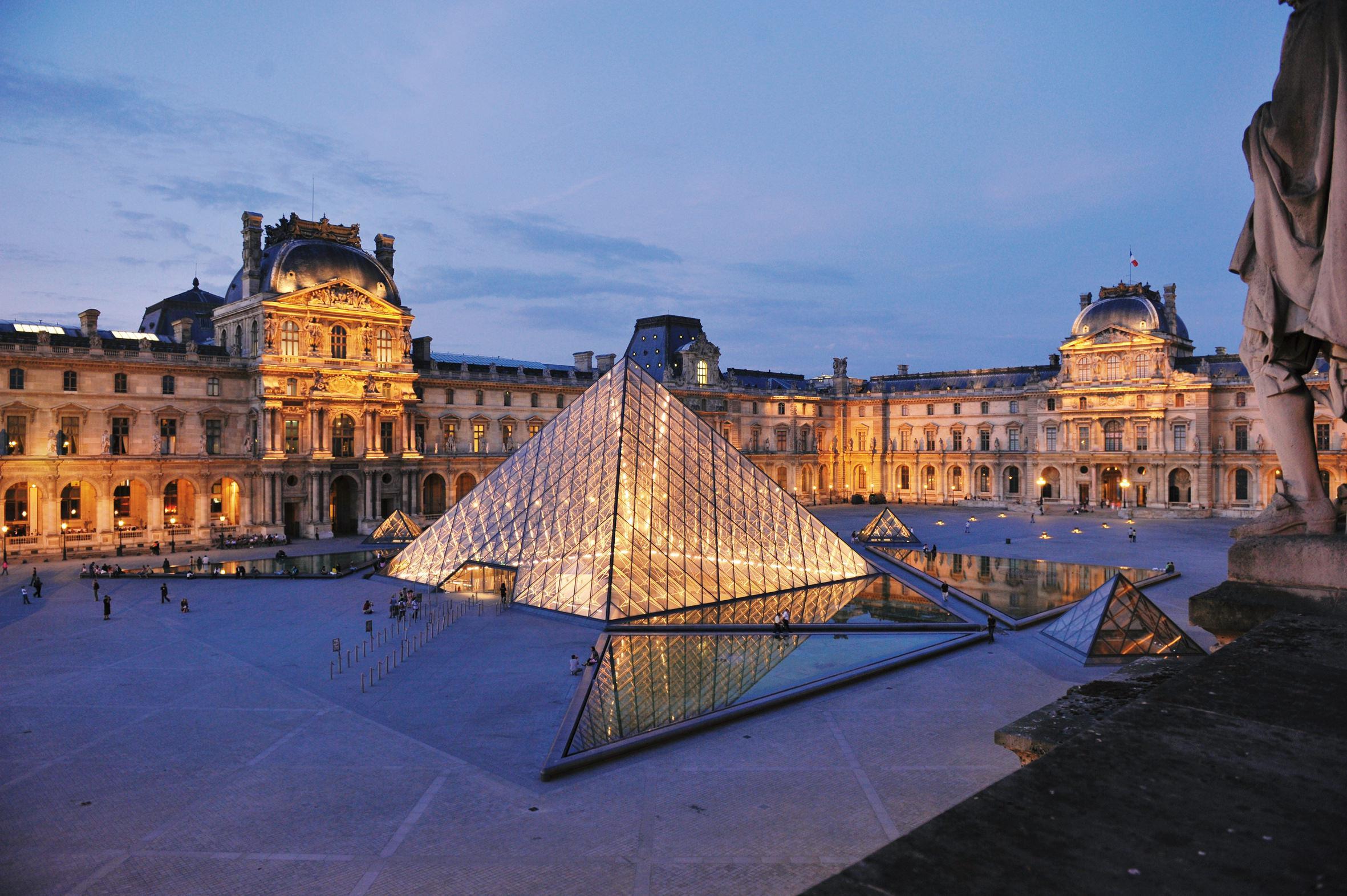 Vue sur le Musée du Louvre à Paris, un des plus grands et prestigieux musées du monde.