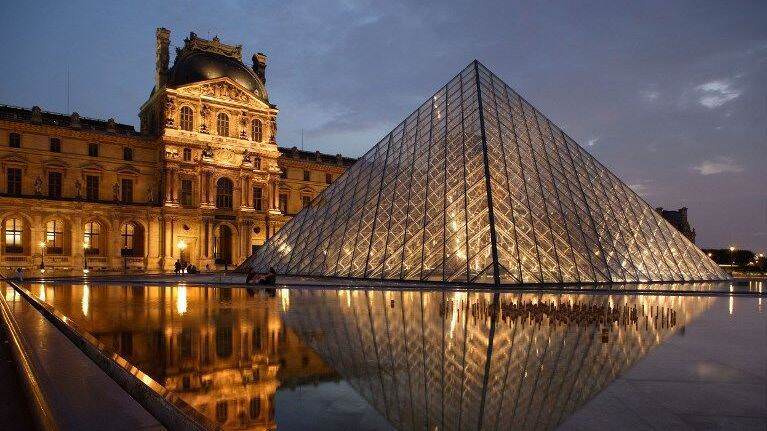 Vue sur la Pyramide du Louvre à Paris, une icône architecturale moderne devant le musée le plus visité au monde.