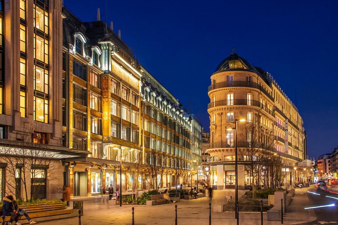 Vue nocturne de La Samaritaine à Paris, un grand magasin illuminé offrant une ambiance parisienne élégante.