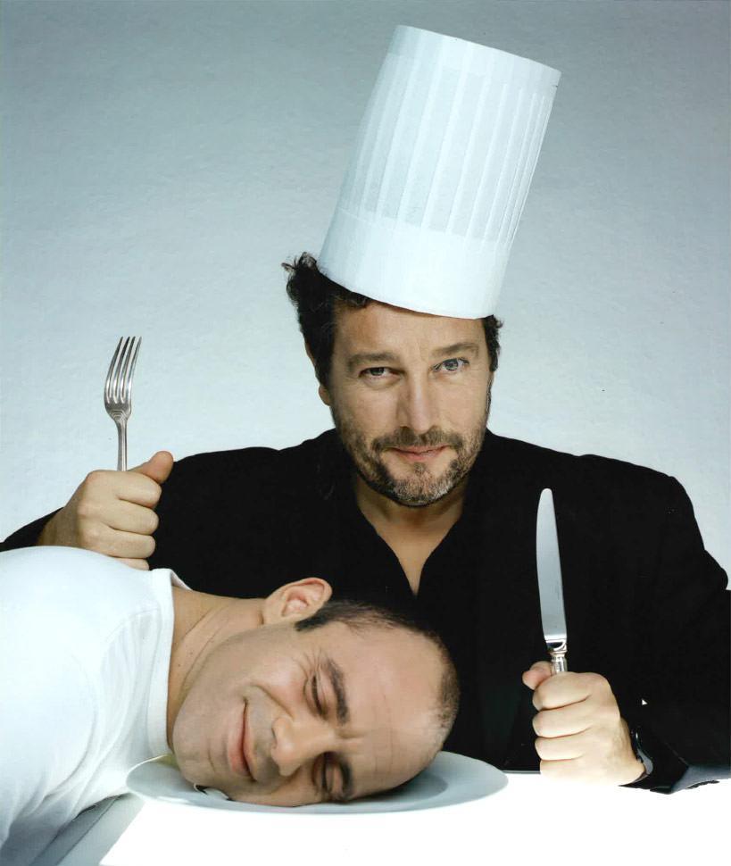 Philippe Starck et Laurent Taïeb, créateur et propriétaire du restaurant KONG, posent avec des ustensiles de cuisine.