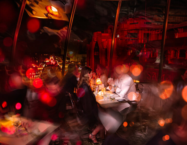 Dîner de Noël festif au restaurant KONG à Paris, ambiance élégante avec vue panoramique.
