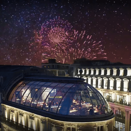 Célébration du Nouvel An au restaurant KONG à Paris, ambiance festive et élégante.