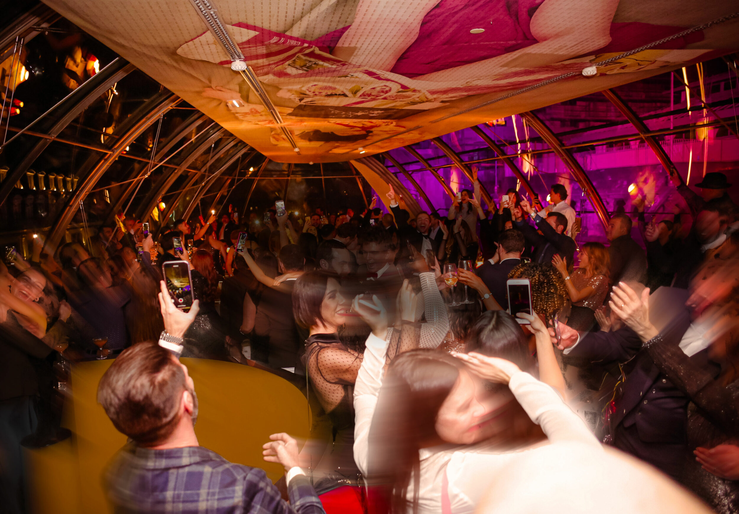 Dîner du Nouvel An au restaurant KONG à Paris, ambiance festive avec vue panoramique.